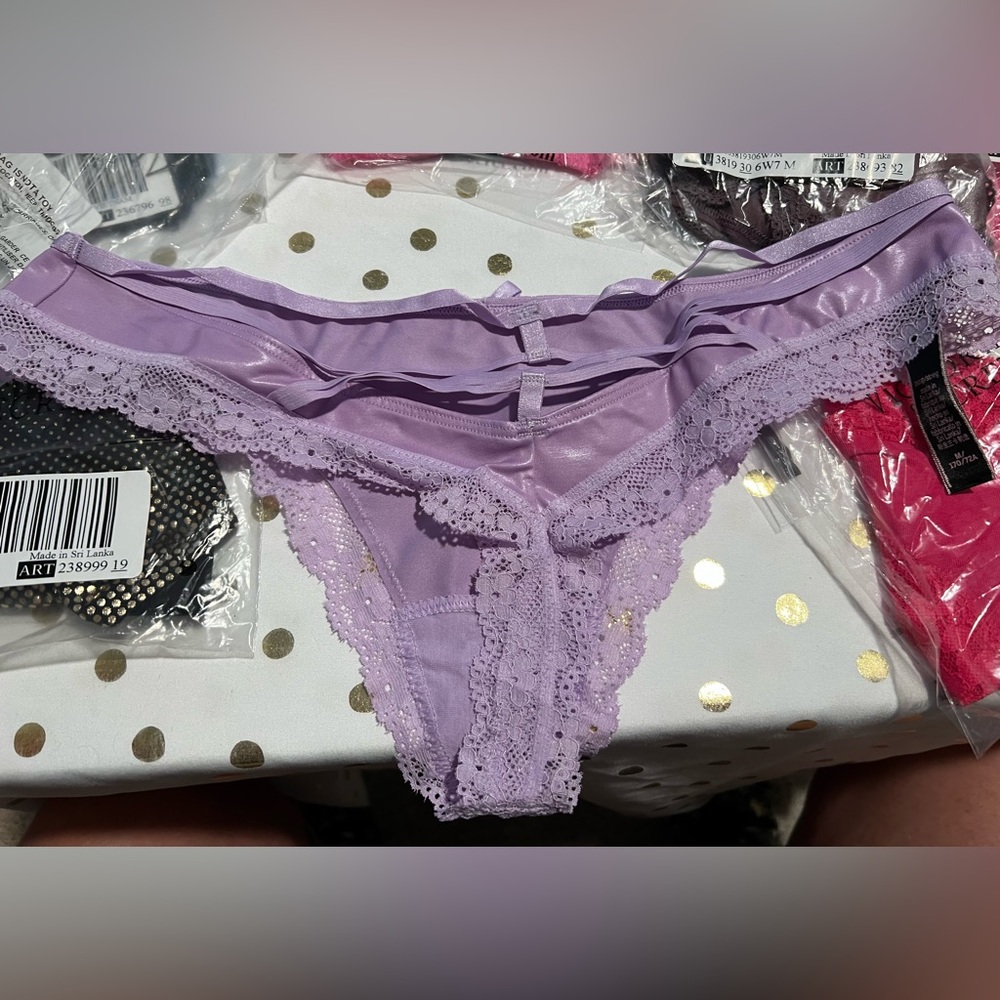 VICTORIA SECRET Cheeky panty size Medium - Picture 2 of 4